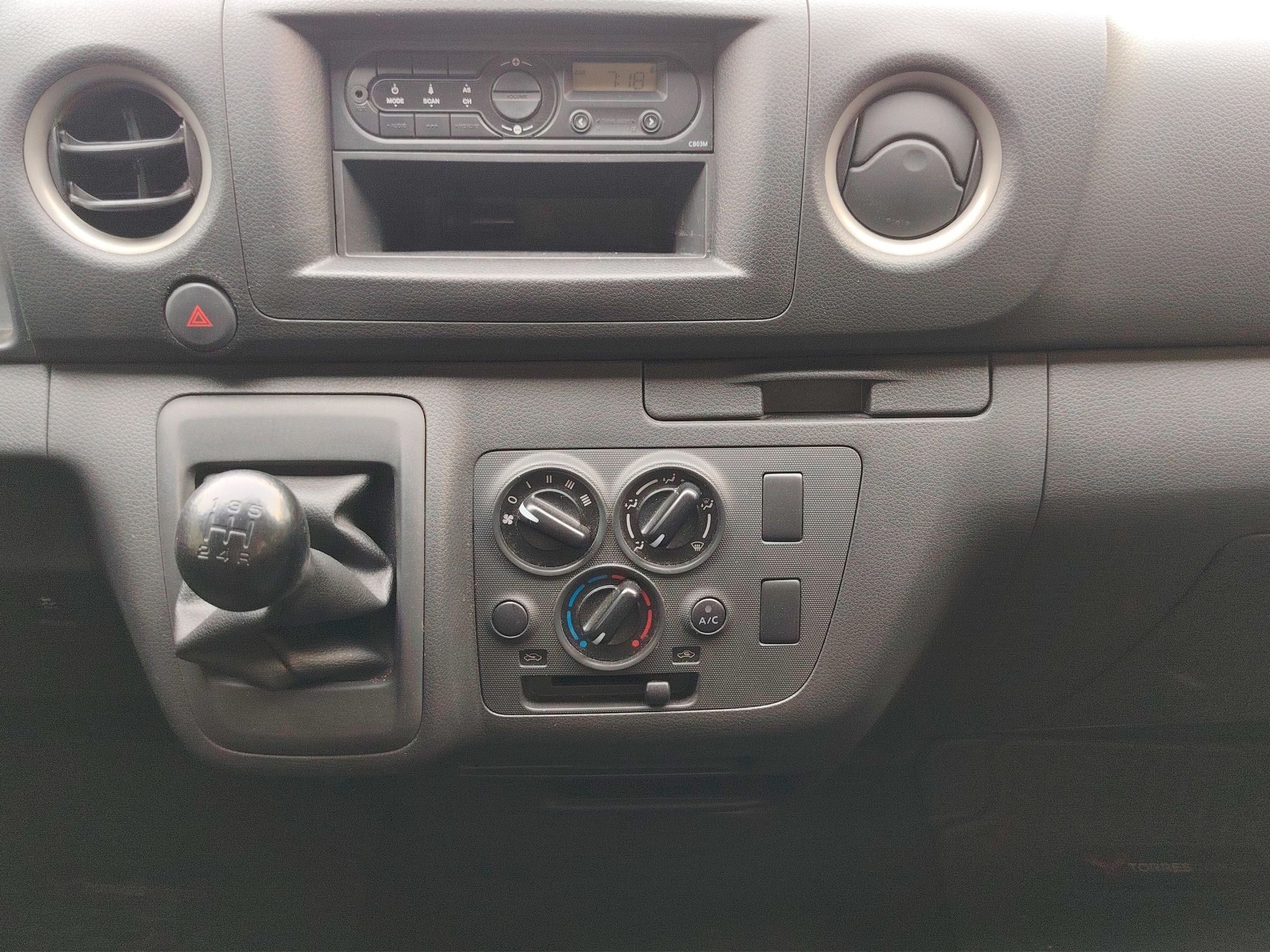 2024 Nissan Urvan 2.5 Panel Amplia AA Mt