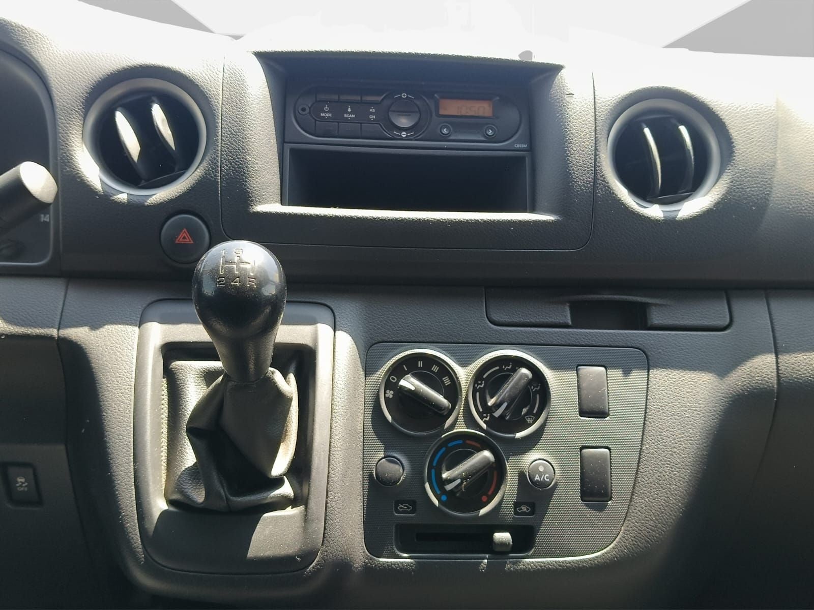 2024 Nissan Urvan 2.5 Panel Amplia AA Mt