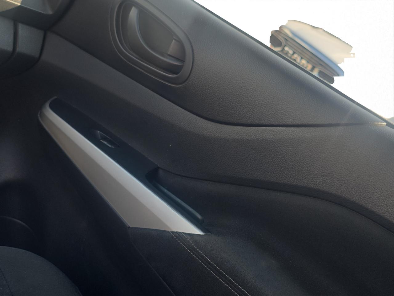 2020 Nissan NP300 2.4 Doble Cabina Se Aa Pack Seg Mt