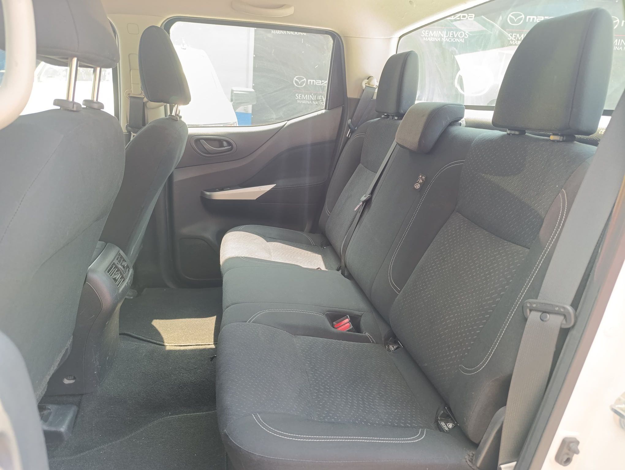 2020 Nissan NP300 Doble Cabina 2.5 SE Paq Seguridad Mt