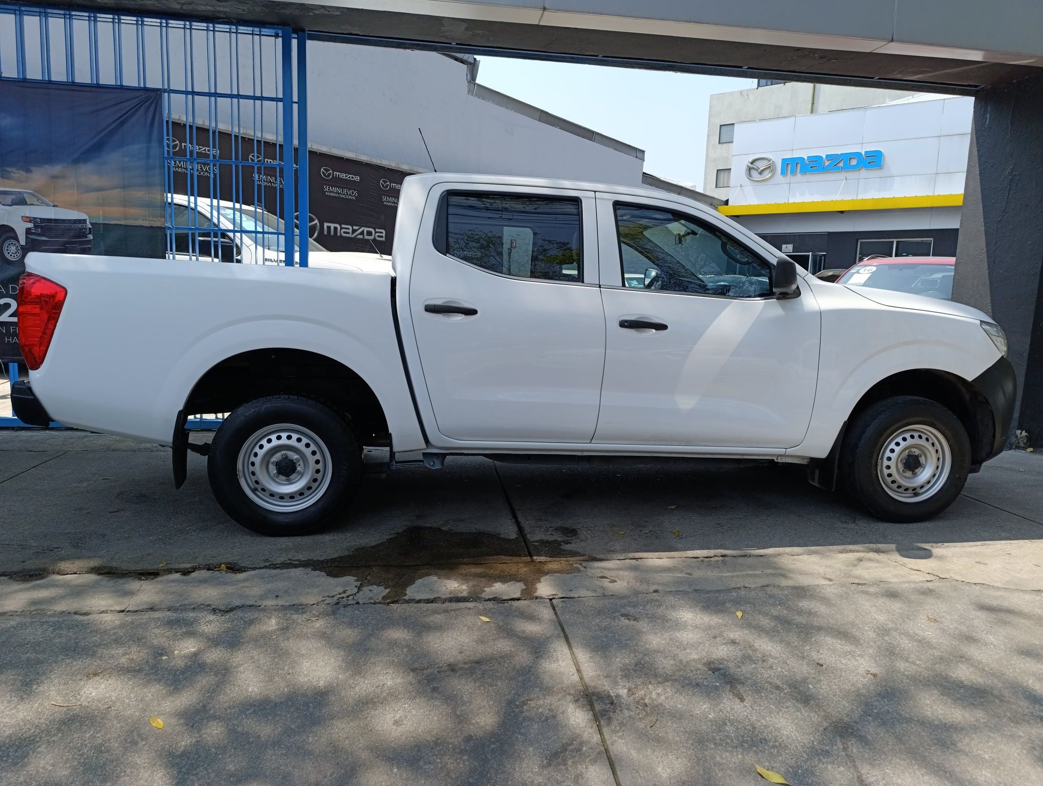 2020 Nissan NP300 Doble Cabina 2.5 SE Paq Seguridad Mt
