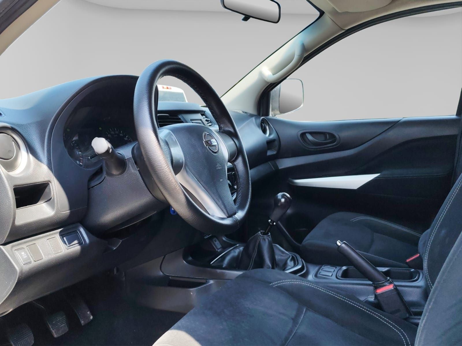 2020 Nissan NP300 2.4 Doble Cabina Se Aa Pack Seg Mt