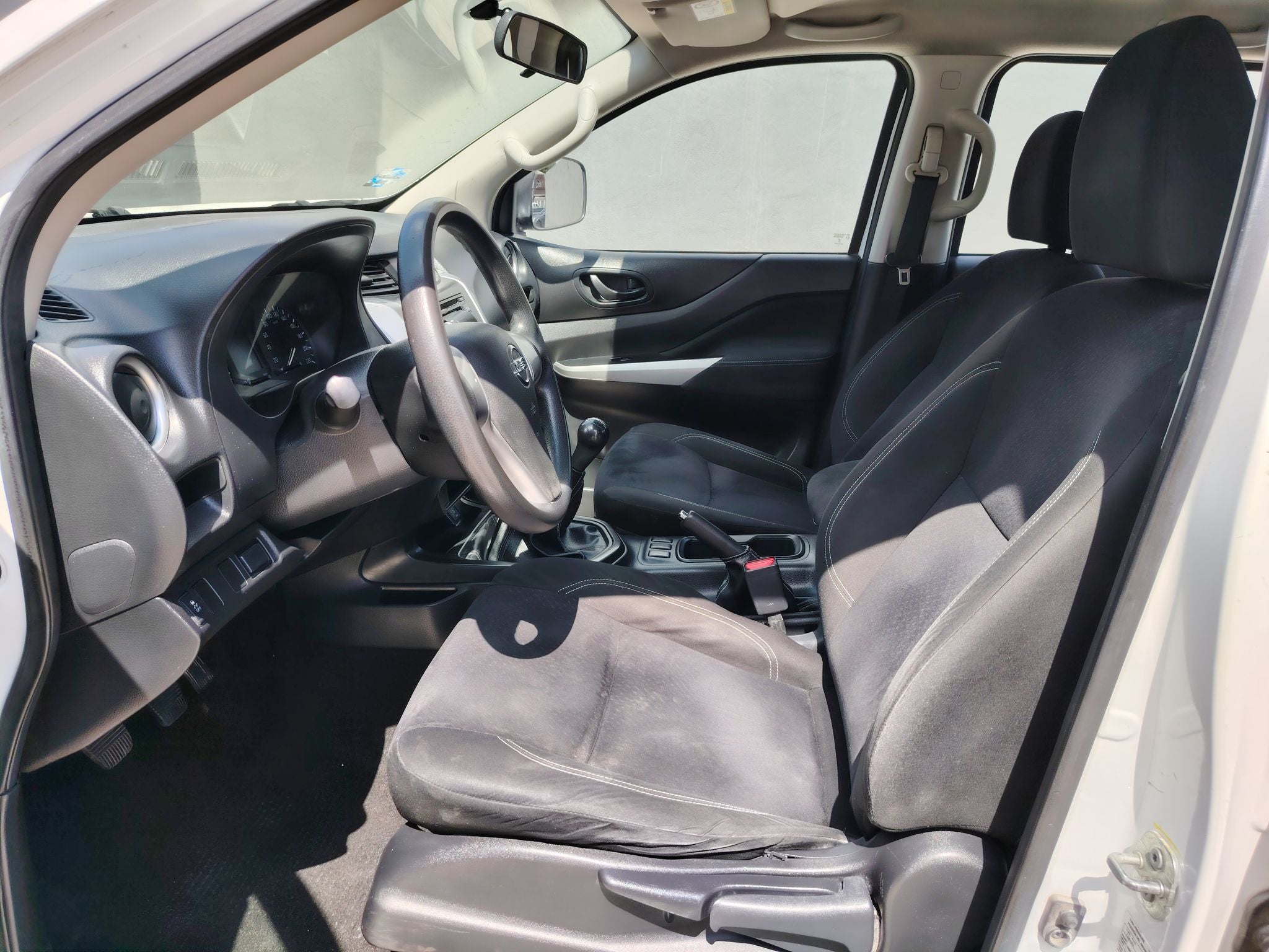 2020 Nissan NP300 2.4 Doble Cabina Se Aa Pack Seg Mt