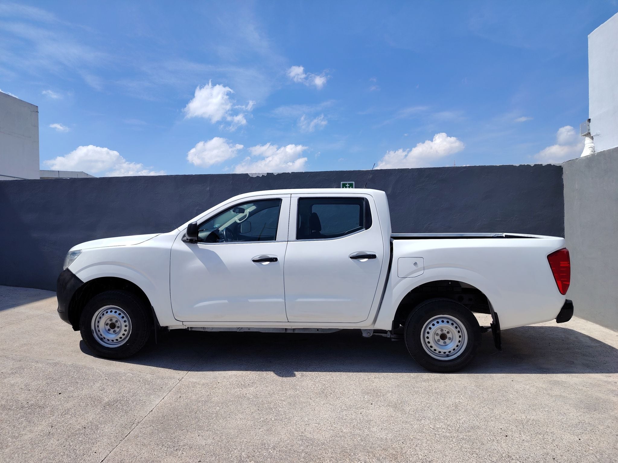 2020 Nissan NP300 2.4 Doble Cabina Se Aa Pack Seg Mt