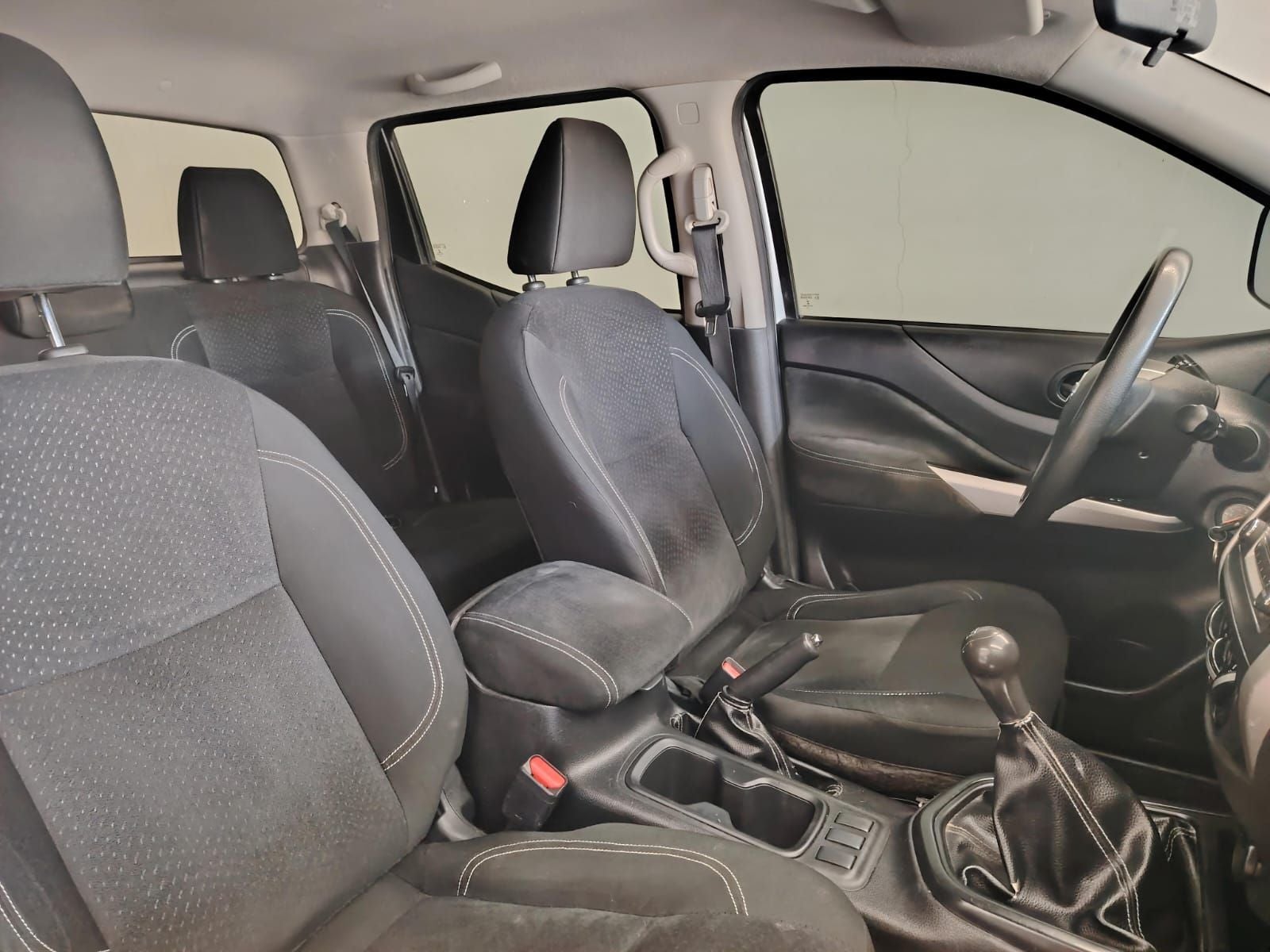 2020 Nissan NP300 Doble Cabina 2.5 SE Paq Seguridad Mt