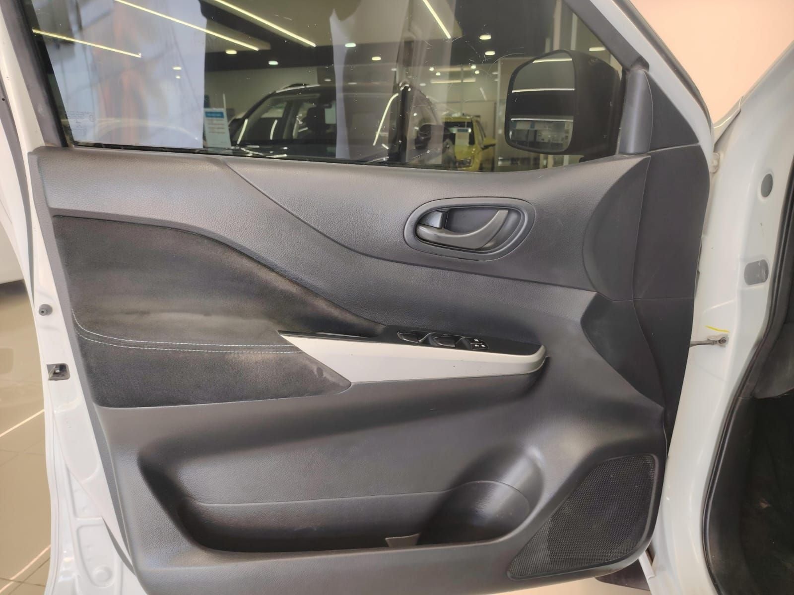 2020 Nissan NP300 Doble Cabina 2.5 SE Paq Seguridad Mt