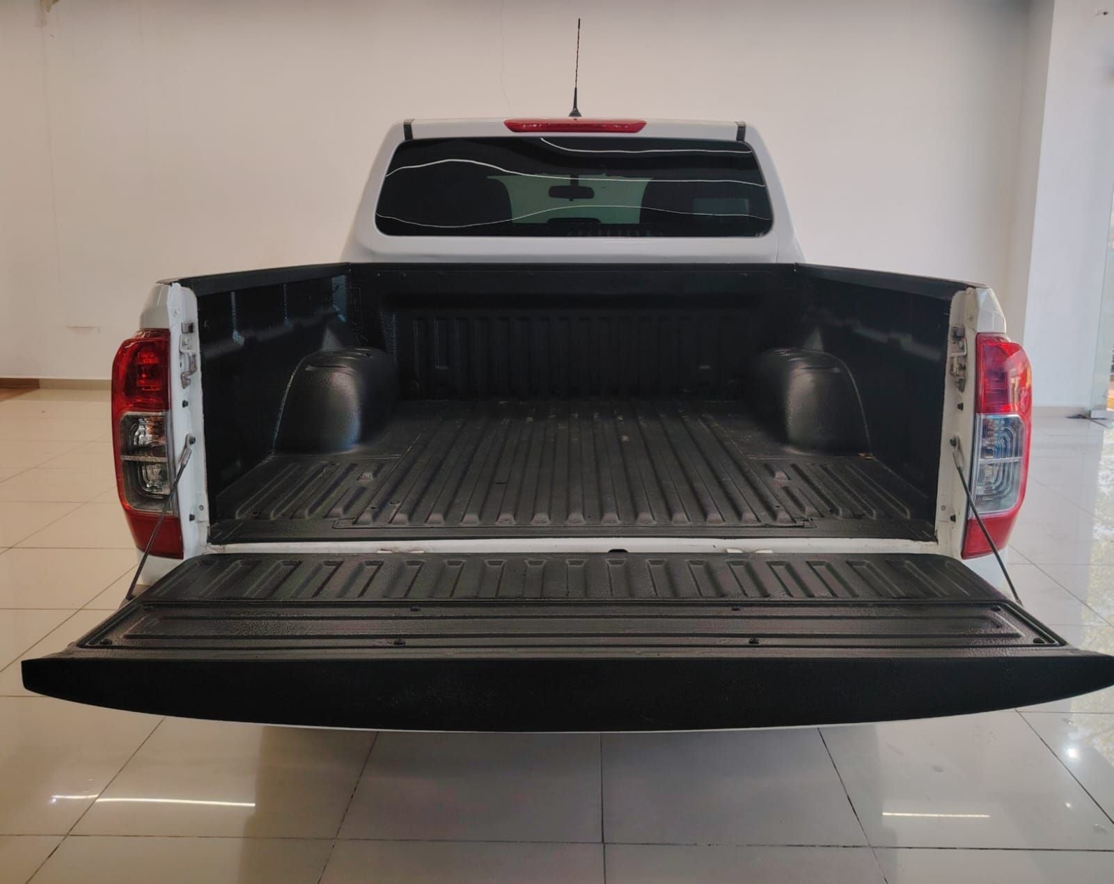 2020 Nissan NP300 Doble Cabina 2.5 SE Paq Seguridad Mt