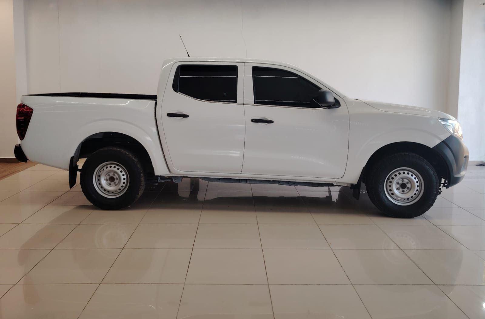 2020 Nissan NP300 Doble Cabina 2.5 SE Paq Seguridad Mt