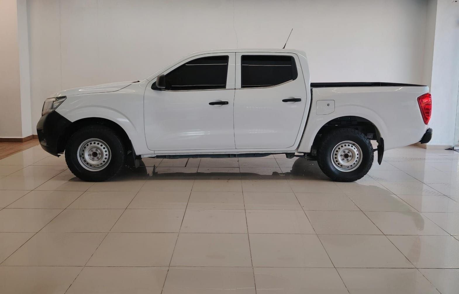 2020 Nissan NP300 Doble Cabina 2.5 SE Paq Seguridad Mt