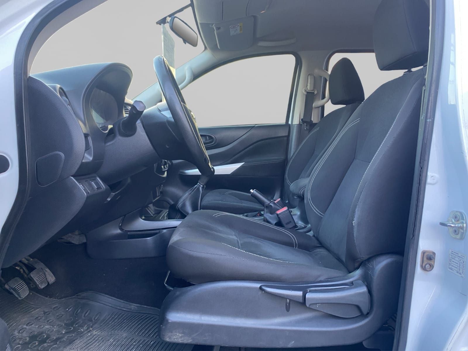 2020 Nissan NP300 2.5 Doble Cabina Se Aa Pack Seg Mt