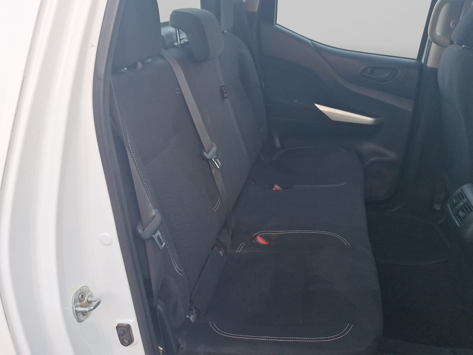 2020 Nissan NP300 2.5 Doble Cabina Se Aa Pack Seg Mt