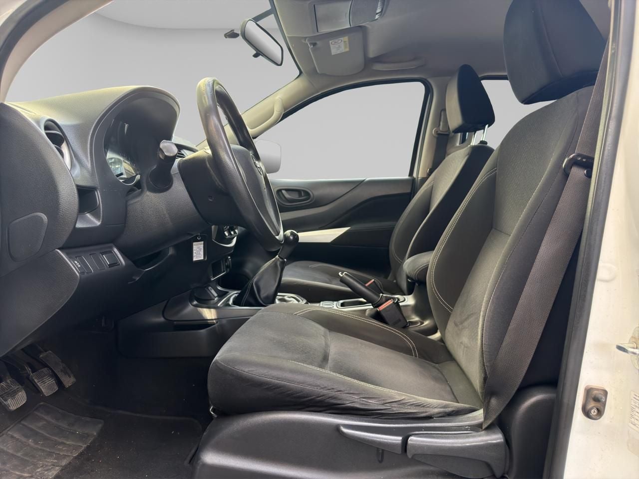 2020 Nissan NP300 Doble Cabina 2.5 SE Paq Seguridad Mt