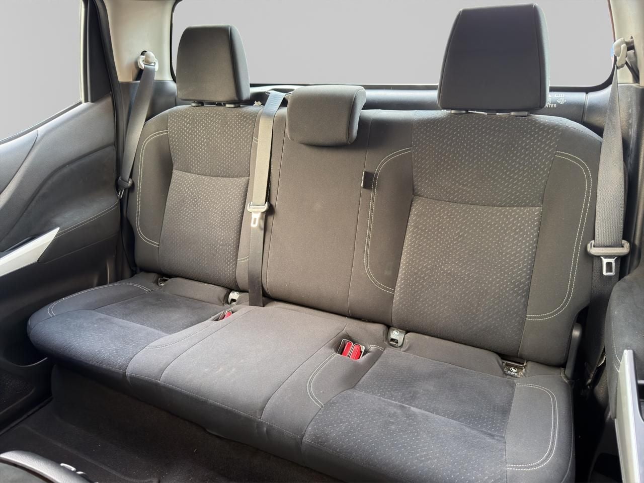 2020 Nissan NP300 Doble Cabina 2.5 SE Paq Seguridad Mt