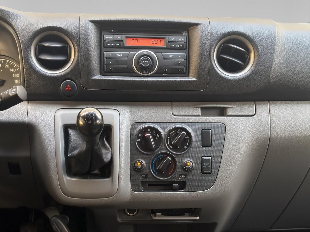 2023 Nissan Urvan 2.5 14 Pasajeros Amplia AA Mt