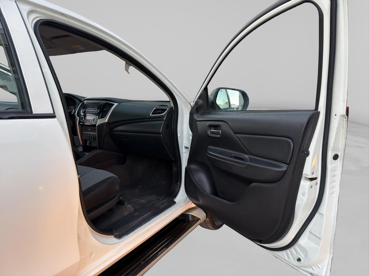 2020 Mitsubishi L200 2.4 Glx Cabina Doble 4x4 Diesel Mt