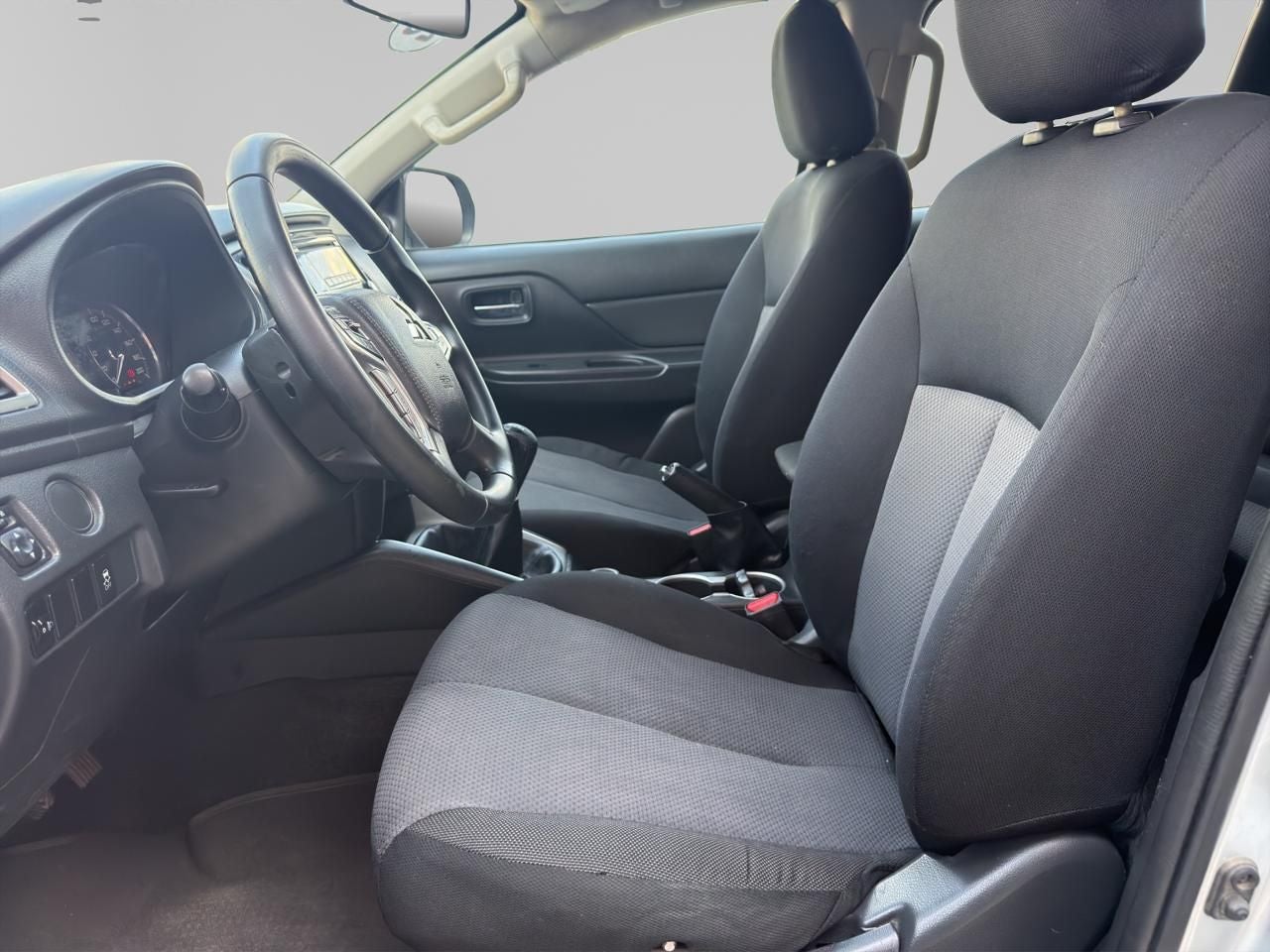 2022 Mitsubishi L200 2.4 GLX 4x4 Diésel Mt