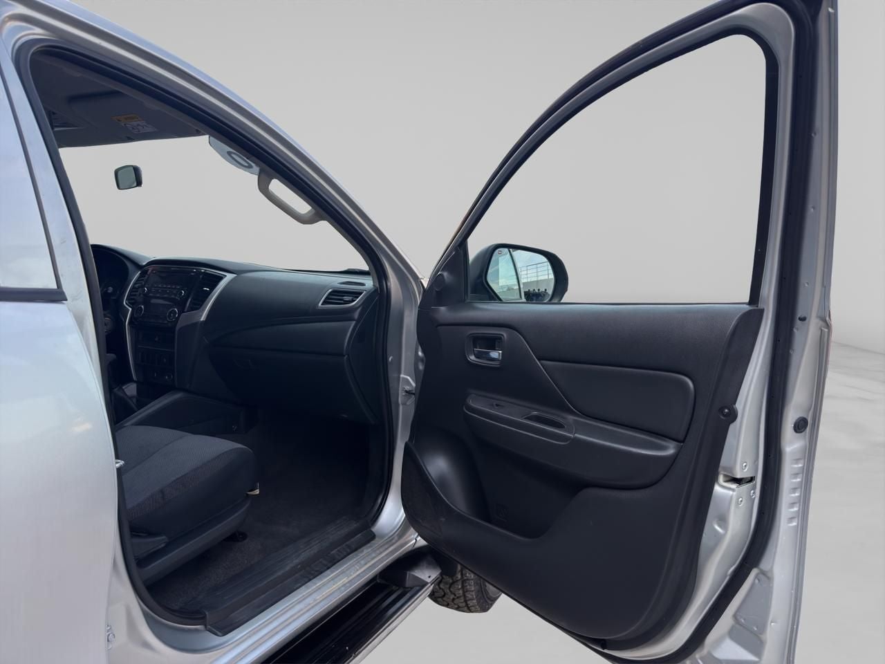 2022 Mitsubishi L200 2.4 GLX 4x4 Diésel Mt