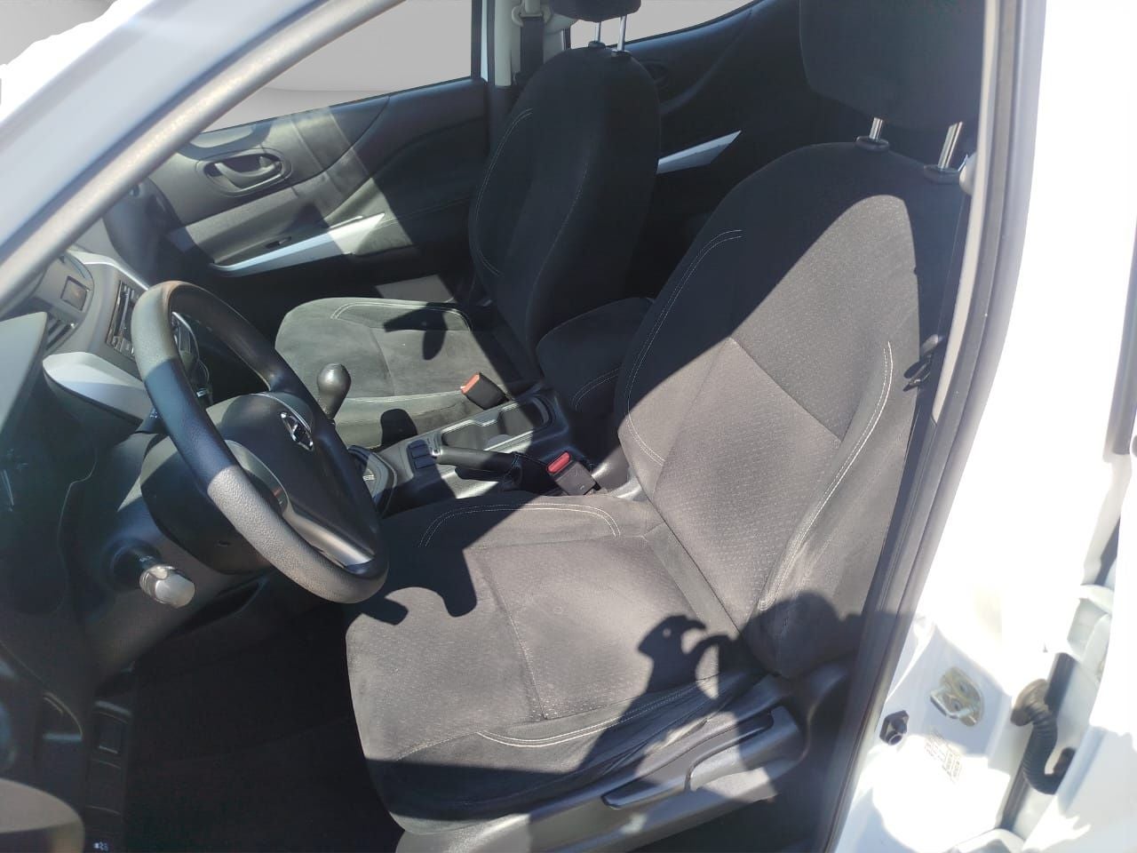 2020 Nissan NP300 Doble Cabina 2.5 SE Paq Seguridad Mt